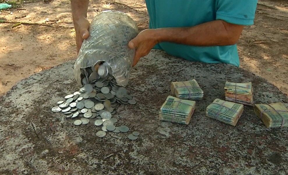 Filho que achou ‘herança’ de 32 milhões em Cruzados diz que pai deixou de confiar em bancos e guardou dinheiro em mala