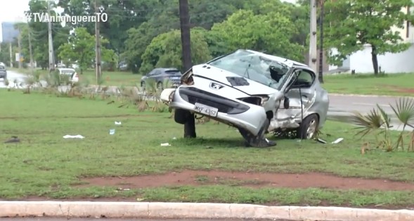 Mulher morre após carro capotar e ficar preso em coqueiro no canteiro de avenida de Palmas