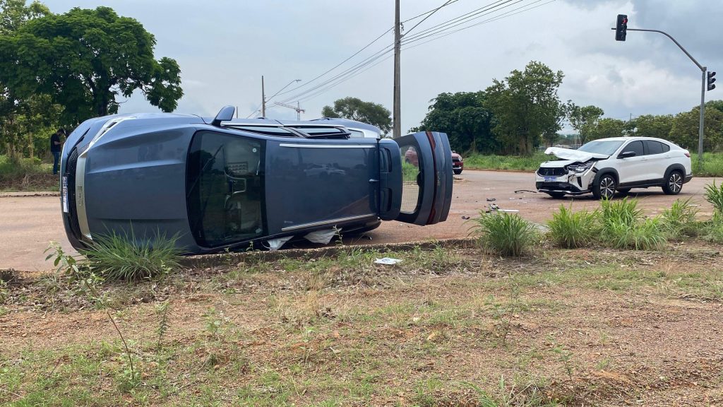 Carro elétrico fica tombado após batida em cruzamento sem semáforo em Palmas