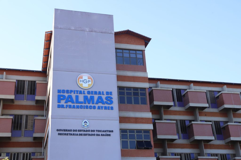 Paciente furta celular de mulher internada e foge, mas volta ao hospital ao sentir dores e é preso