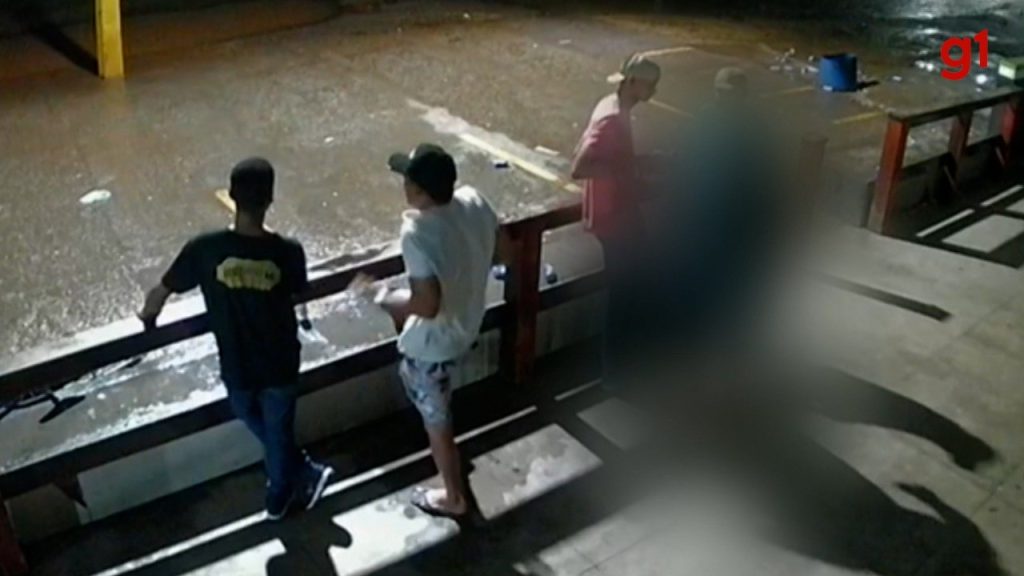 Homem é morto com tiro no peito em frente a distribuidora de bebidas; veja vídeo