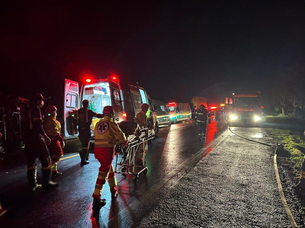 Motorista de ônibus que tombou e matou quatro pessoas afirma que fez manobra para evitar batida com outro veículo