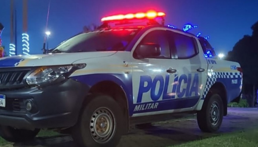 Homem é assassinado dentro de casa após abrir porta para atiradores, diz PM