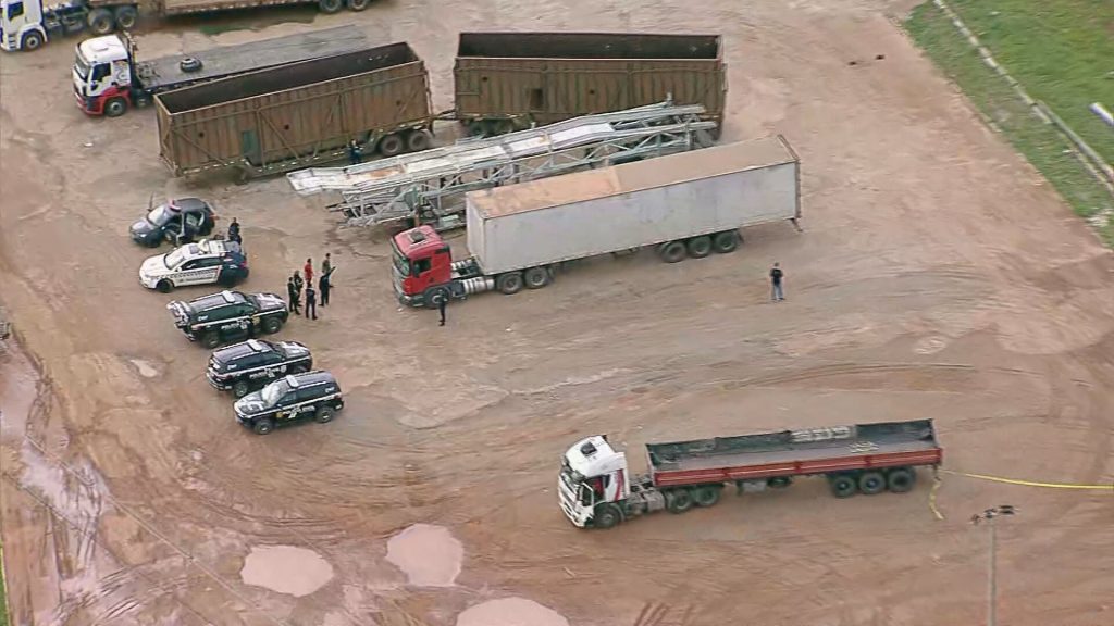 À polícia, motorista de caminhão que transportava eletrônicos e drogas diz que foi drogado por bandidos em Tocantins