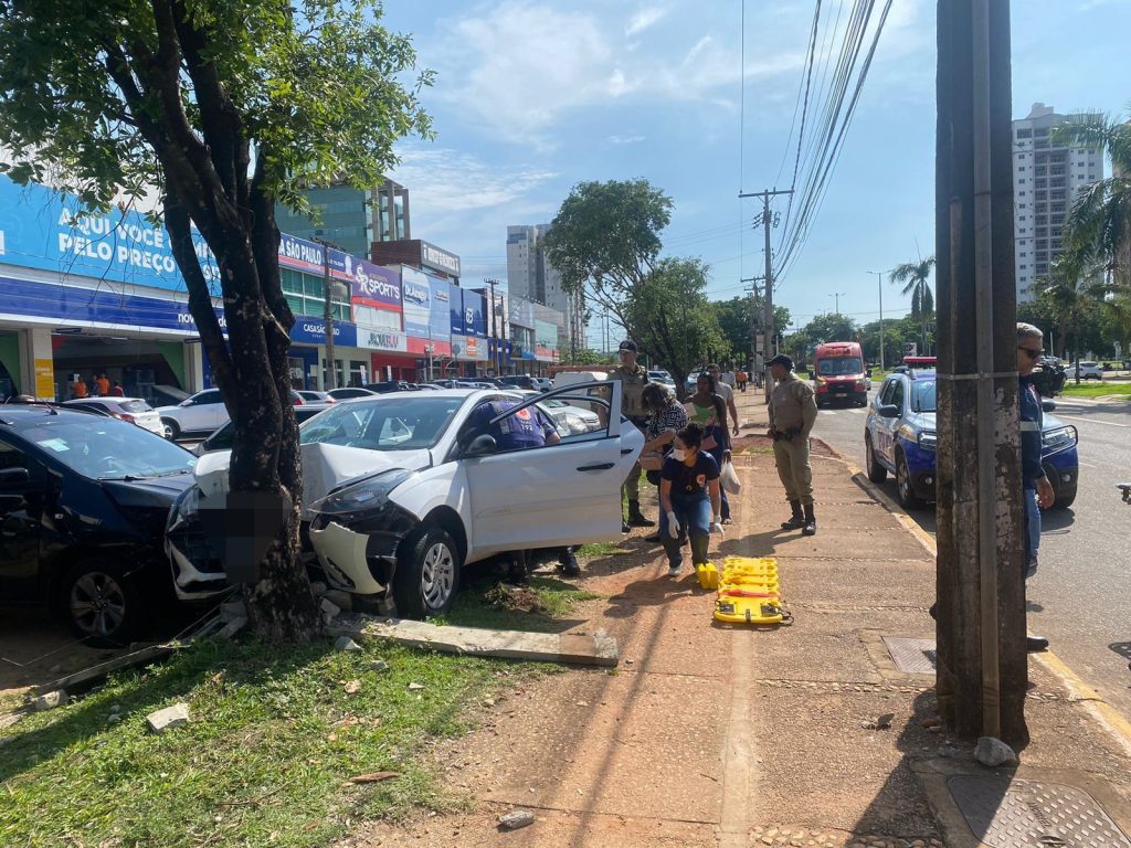 Mulher perde controle do carro ao passar mal e bate em árvore enquanto transportava mãe