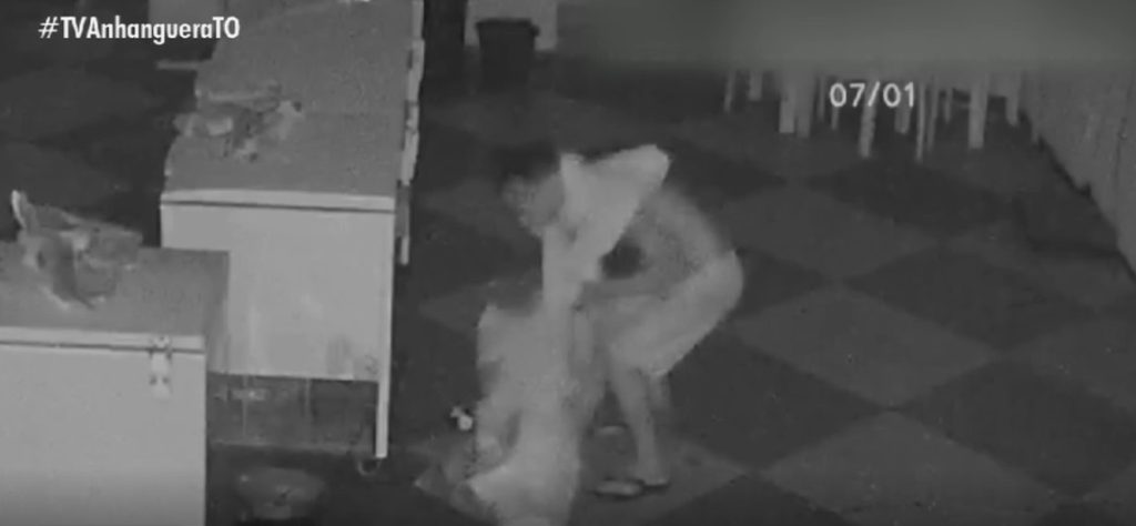 VÍDEO: homem invade açougue duas vezes na mesma madrugada para furtar carnes, dinheiro e facas