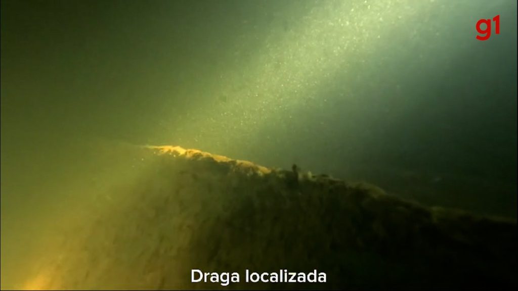 Dragas de extração de areia afundam em um lago e Bombeiros fazem operação para retirá-las; VÍDEO