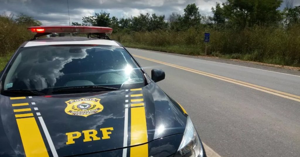 Jovem de 22 anos morre e adolescentes ficam feridos após carro sair da pista na BR-242