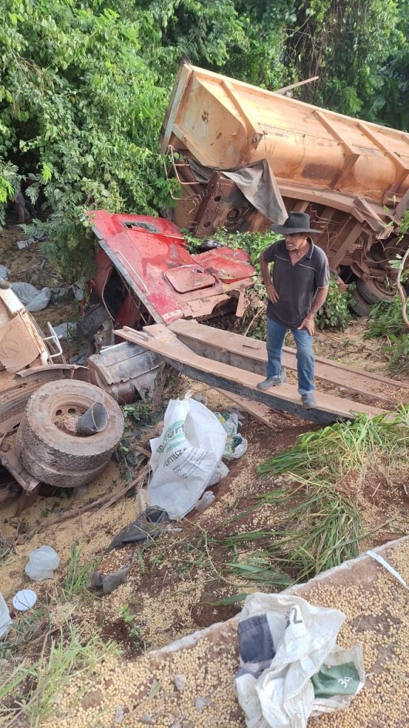 Carreta carregada de soja tomba em ribanceira após motorista ouvir pneu estourar