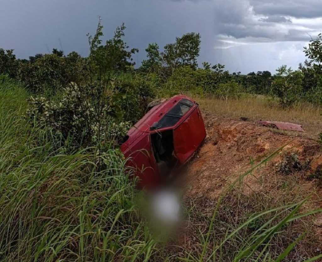 Mulher morre após carro capotar e cair em barranco na TO-164