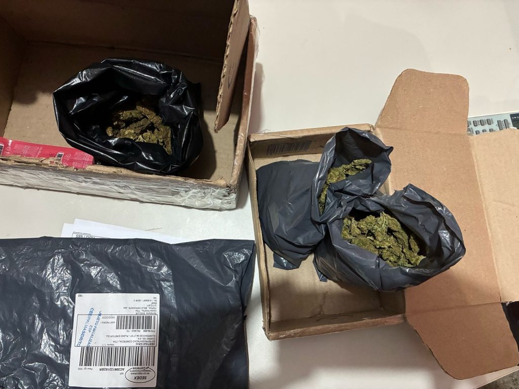 Homem despacha pacotes de maconha em transportadora e acaba preso após ser denunciado pelo odor da droga