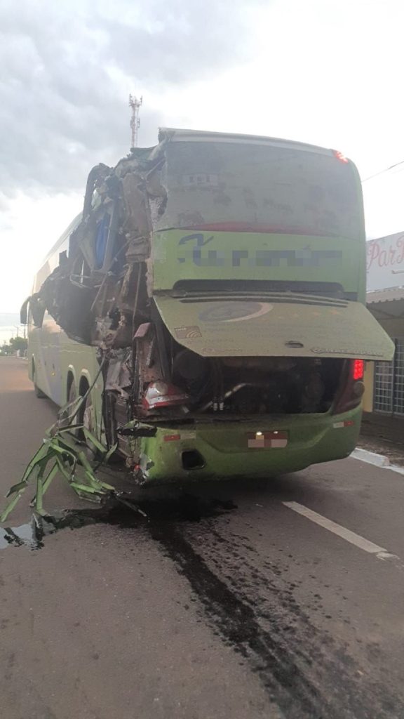 Acidente envolvendo dois ônibus, carreta e carro deixa quatro feridos na BR-153