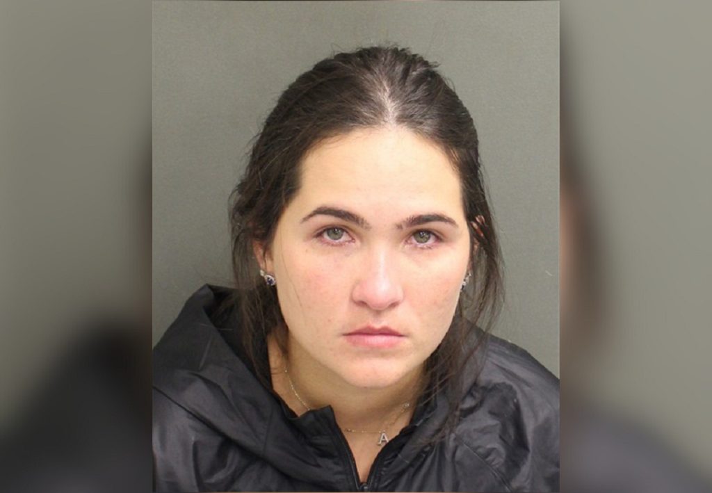 Mulher do sertanejo Henrique passou a noite na prisão nos EUA e segue detida enquanto aguarda audiência
