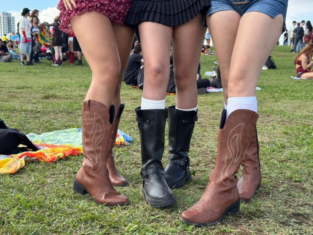 ‘Lamapalooza’: bota cowboy vira tendência no 1º dia de festival e ajuda fãs a enfrentar lama após chuva em SP