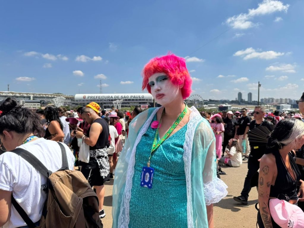 Lollapalooza 2026: fãs transformam fila do 2º dia em celebração da cultura drag inspirada por Chappell Roan